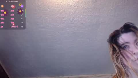 Snapshot of roxanneroulette chatting on April 25, 2:36 am Silver online show from April 25, 2:36 am