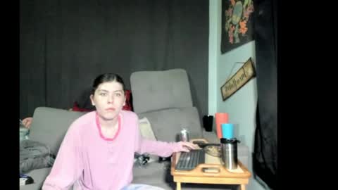 Snapshot of roxihazeleyes chatting on May 21, 1:29 pm roxihazeleyes online show from May 21, 1:29 pm