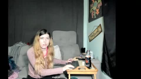 Snapshot of roxihazeleyes chatting on May 24, 4:06 am roxihazeleyes online show from May 24, 4:06 am