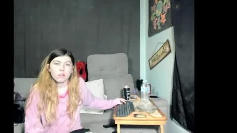 Snapshot of roxihazeleyes chatting on May 25, 3:12 am roxihazeleyes online show from May 25, 3:12 am