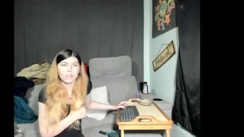 Snapshot of roxihazeleyes chatting on May 26, 2:07 am roxihazeleyes online show from May 26, 2:07 am