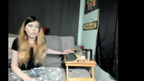 Snapshot of roxihazeleyes chatting on June 1, 4:36 am roxihazeleyes online show from June 1, 4:36 am