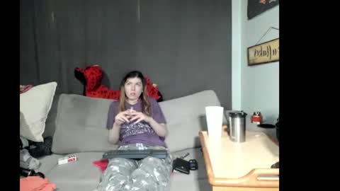 Snapshot of roxihazeleyes chatting on June 10, 10:52 pm roxihazeleyes online show from June 10, 10:52 pm