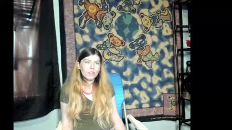 Snapshot of roxihazeleyes chatting on June 14, 10:23 pm roxihazeleyes online show from June 14, 10:23 pm