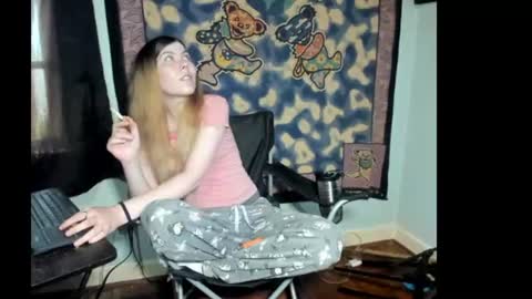 Snapshot of roxihazeleyes chatting on June 24, 4:17 pm roxihazeleyes online show from June 24, 4:17 pm
