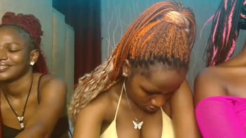 Snapshot of roxy_heather chatting on May 2, 8:14 pm Roxy online show from May 2, 8:14 pm