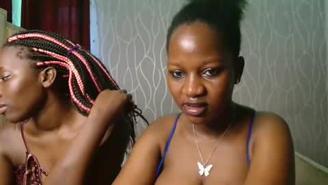 Snapshot of roxy_heather chatting on May 7, 4:07 am Roxy online show from May 7, 4:07 am