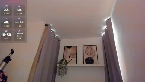 Snapshot of roxy_hell chatting on April 21, 1:50 pm Roxy hell online show from April 21, 1:50 pm