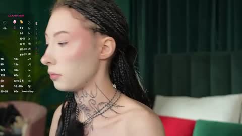 Snapshot of roxy_morrison_x chatting on June 18, 3:40 am roxanne online show from June 18, 3:40 am