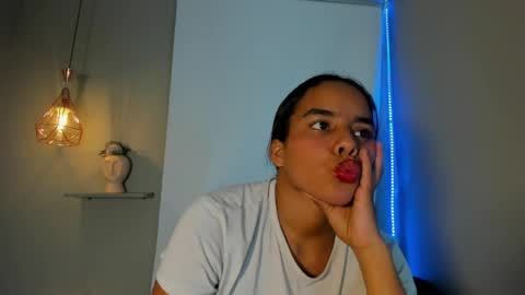 Snapshot of roxy_stone1 chatting on May 30, 7:11 pm roxy_stone1 online show from May 30, 7:11 pm