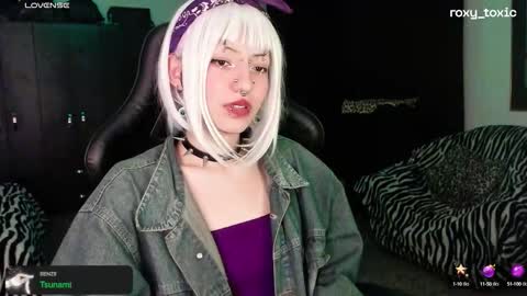 Roxy Independient model Help me to reach 50 thumbs up online show from October 8, 1:36 am