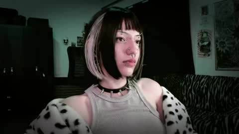 Roxy Independient model Help me to reach 50 thumbs up online show from May 15, 11:45 pm