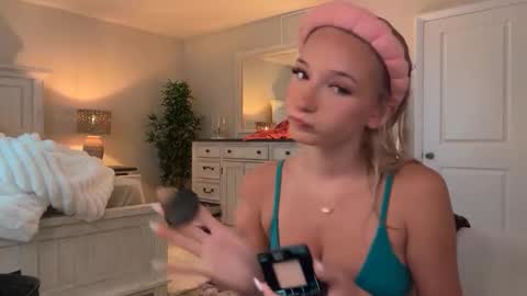 Snapshot of roxyrain2736 chatting on November 28, 3:25 pm Roxy Rain online show from November 28, 3:25 pm