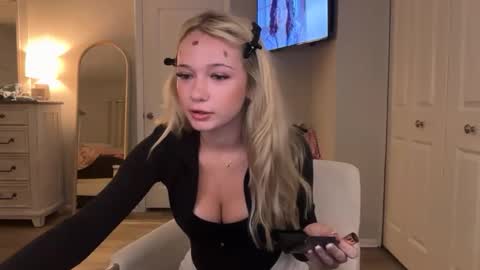 Snapshot of roxyrain2736 chatting on March 29, 12:10 am Roxy Rain online show from March 29, 12:10 am