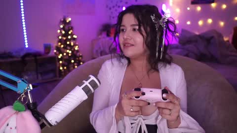 roxysuh online show from December 13, 6:21 am