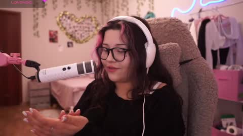 roxysuh online show from April 11, 7:35 am