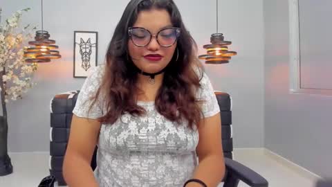 Snapshot of roxyvixen_ chatting on November 2, 3:31 am Roxy Vixen online show from November 2, 3:31 am