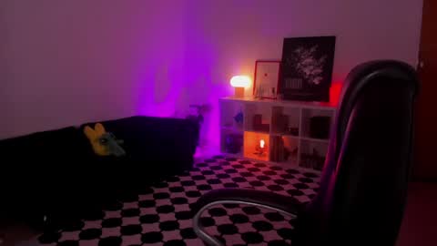 Snapshot of roxyy_x chatting on April 11, 11:20 pm val online show from April 11, 11:20 pm
