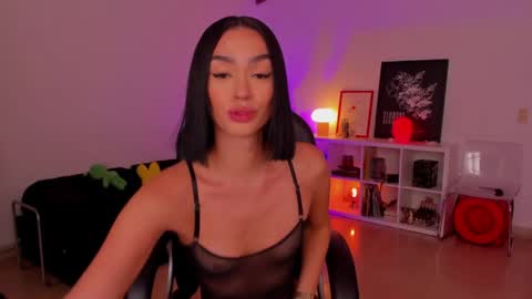 Snapshot of roxyy_x chatting on April 19, 6:32 pm val online show from April 19, 6:32 pm