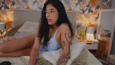 Snapshot of royalechloe chatting on June 5, 8:20 am Chloe online show from June 5, 8:20 am