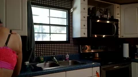 royaltycakes_00 online show from October 14, 5:58 pm