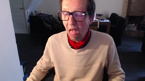 Snapshot of rubbertapper chatting on December 2, 1:24 pm rubbertapper online show from December 2, 1:24 pm