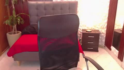 ruby_your_milf online show from May 28, 8:28 pm