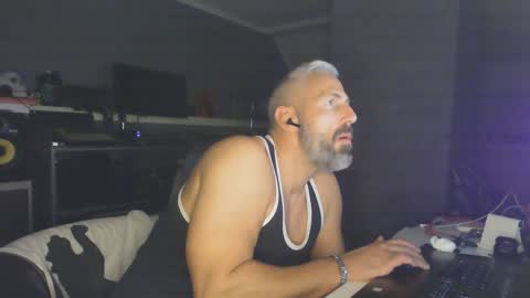 Snapshot of ruffi77 chatting on January 6, 3:20 am Chico que rico Caliente online show from January 6, 3:20 am