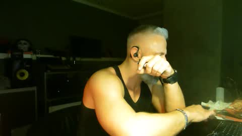 Snapshot of ruffi77 chatting on October 15, 3:39 am Chico que rico Caliente online show from October 15, 3:39 am