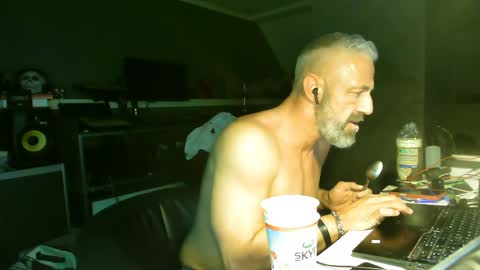 Snapshot of ruffi77 chatting on April 9, 6:19 am Chico que rico Caliente online show from April 9, 6:19 am