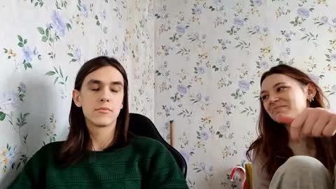 Snapshot of rusmedium chatting on April 10, 7:13 am Lisa and Vlad online show from April 10, 7:13 am