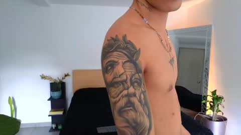 Snapshot of russell_adams_ chatting on September 22, 9:17 pm R U S S E L L online show from September 22, 9:17 pm