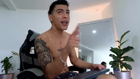 Snapshot of russell_adams_ chatting on September 28, 1:49 pm R U S S E L L online show from September 28, 1:49 pm