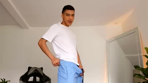 Snapshot of russell_adams_ chatting on October 11, 3:54 pm R U S S E L L online show from October 11, 3:54 pm