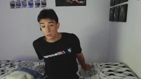 Snapshot of ryan_valentine17 chatting on May 21, 10:06 pm ryan online show from May 21, 10:06 pm