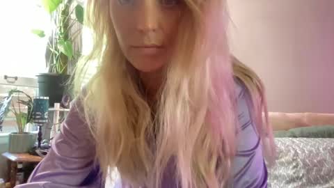 KumKitten online show from October 8, 3:20 pm