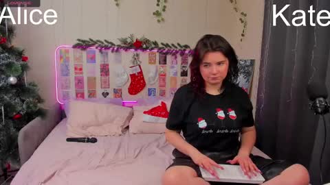 Snapshot of s_katekisa_ss chatting on December 31, 1:26 am Kate online show from December 31, 1:26 am