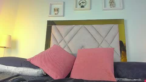 Snapshot of sabrina_xoxos chatting on May 5, 12:24 pm Valery 3 online show from May 5, 12:24 pm