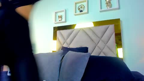 Snapshot of sabrina_xoxos chatting on May 16, 12:48 pm Valery 3 online show from May 16, 12:48 pm