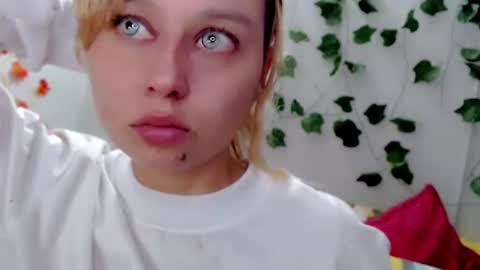 Snapshot of sabrinaexpositoxx chatting on March 12, 9:12 am SABRI online show from March 12, 9:12 am