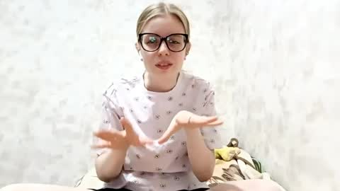 Snapshot of sabrinahandlin chatting on April 21, 6:12 pm Sabrina online show from April 21, 6:12 pm
