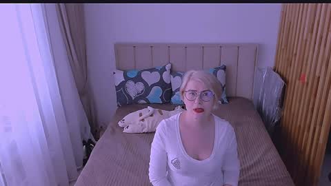 Sabrina MacMarren online show from April 5, 11:18 am