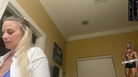 Snapshot of sadierw chatting on April 4, 2:43 am SadieRW online show from April 4, 2:43 am