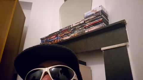 Snapshot of sakssirioun chatting on April 12, 3:11 am Cluuter online show from April 12, 3:11 am