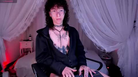 Snapshot of salemqueer_ chatting on February 4, 5:08 pm Sam online show from February 4, 5:08 pm