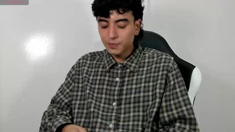 Snapshot of salvatore_montt chatting on March 1, 6:03 am salvatore_montt online show from March 1, 6:03 am