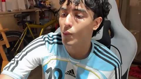 Snapshot of salvatore_montt chatting on June 16, 4:15 am salvatore_montt online show from June 16, 4:15 am