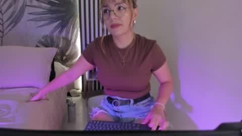 Snapshot of samaantha_white_ chatting on May 1, 11:26 am Samaantha online show from May 1, 11:26 am
