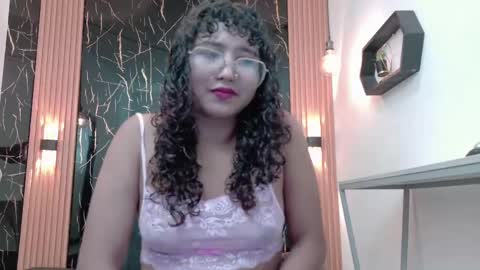 Snapshot of samantha_fox8 chatting on June 1, 11:34 am online show from June 1, 11:34 am