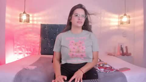 Snapshot of samantha_foxyy chatting on June 29, 11:21 am samantha_foxyy online show from June 29, 11:21 am